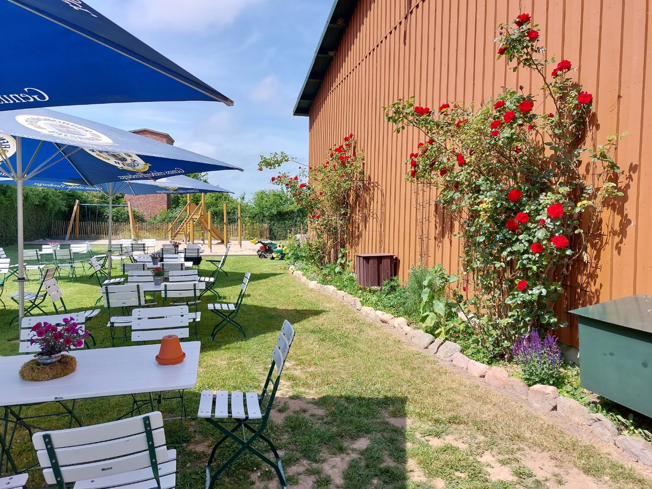 Unser Kaffeegarten lädt bei Sonnenschein zum Verweilen ein