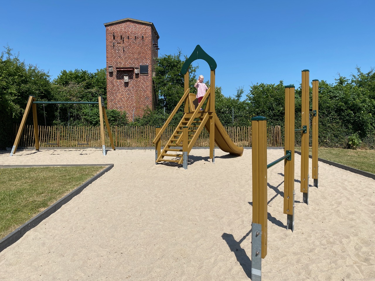 Unser Spielplatz mit Rutsche für die Kleinen